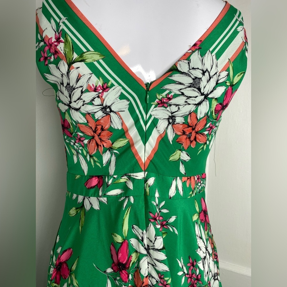 Vince Camuto Floral A line Handkerchief Green V-Neck Dress - Picture 5 of 12